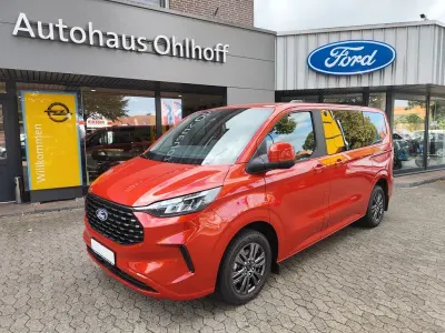 Gebraucht Ford Tourneo Titanium 136 PS (100 kW) 2024 Rot Van / Kleinbus