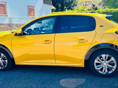 Usata Peugeot e-208 Allure 100 kW (136 CV) 2021 Giallo Utilitaria