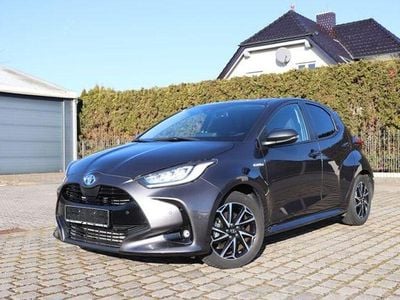 Grau Gebraucht 2020 Toyota Yaris Hybrid Club Limousine | 17.990 € (Guter Preis)