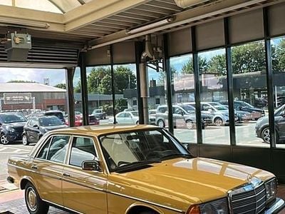 Gebraucht Mercedes 230 108 PS (79 kW) 1977 Gelb Limousine