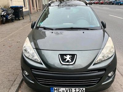 Grün Gebraucht 2010 Peugeot 207 Kombi | 2.400 €