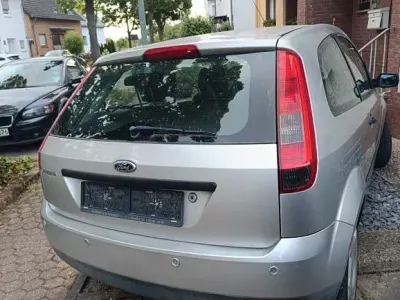 Gebraucht Ford Fiesta 60 PS (44 kW) 2004 Silber Kleinwagen