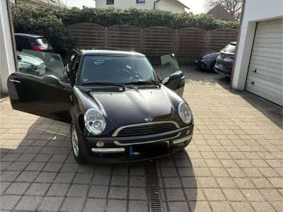 Begagnad Mini ONE 90 HK (66 kW) 2002 Svart Halvkombi