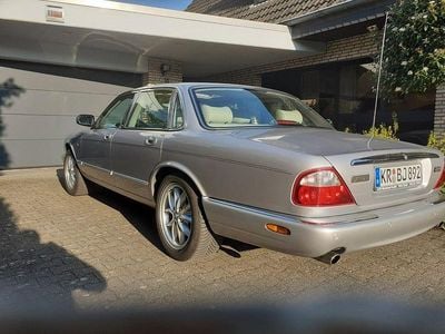 Usata Jaguar XJ8 237 CV (174 kW) 2000 Argento Berlina