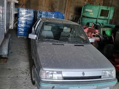 Usado Renault R9 58 HP (42 kW) 1986 Prateado Sedan