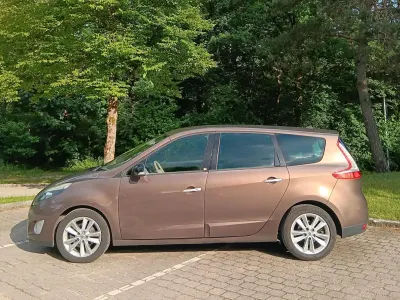 Gebraucht Renault Grand Scénic 131 PS (96 kW) 2011 Braun Van / Kleinbus