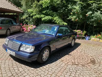 Gebraucht Mercedes E220 150 PS (110 kW) 1995 Blau Coupé