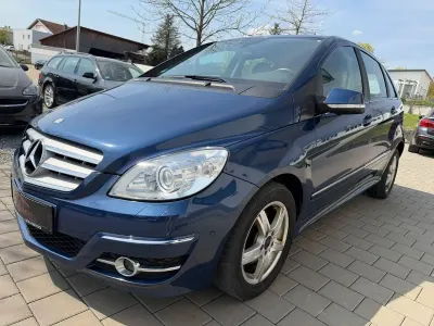 Gebraucht Mercedes B180 109 PS (80 kW) 2011 Blau Van / Kleinbus