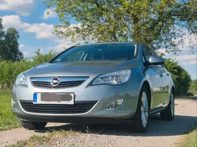 Gebraucht Opel Astra 140 PS (102 kW) 2012 Silber Kleinwagen