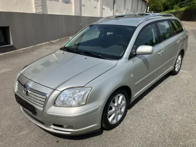 Usata Toyota Avensis Executive 129 CV (94 kW) 2005 Argento Station wagon