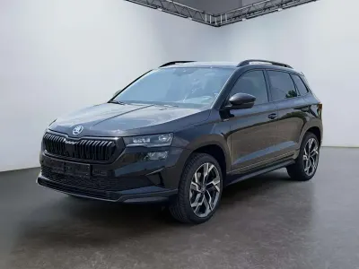 Neu Skoda Karoq SportLine 190 PS (139 kW) 2026 Schwarz metallic SUV