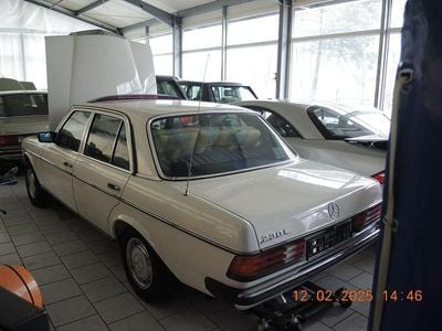 Usado Mercedes 230 136 HP (100 kW) 1983 Branco Sedan