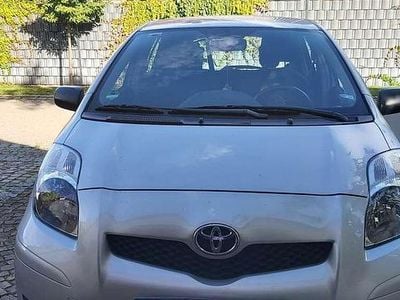 Silber Gebraucht 2009 Toyota Yaris Cool Limousine | 4.900 € (Fairer Preis)