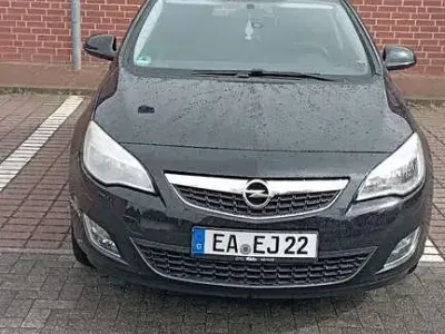Gebraucht Opel Astra Edition 101 PS (74 kW) 2011 Limousine