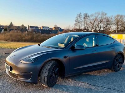 Grau Gebraucht 2021 Tesla Model 3 Long Range AWD Limousine | 26.499 € (Fairer Preis)