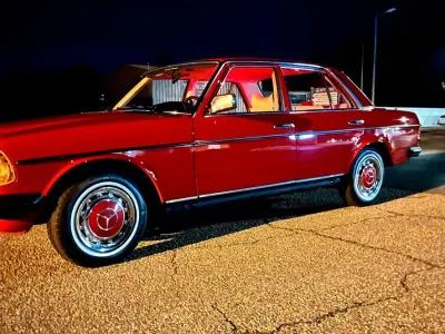 Gebraucht Mercedes 200 94 PS (69 kW) 1978 Rot Limousine