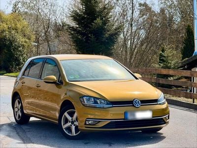 Gebraucht VW Golf VII Sound 110 PS (80 kW) 2018 Gold Limousine