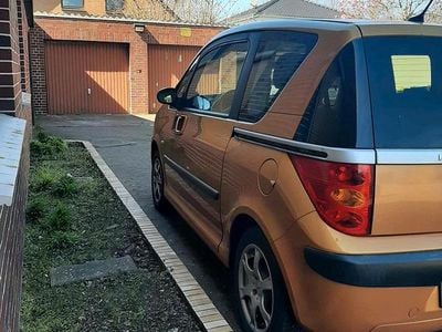 Usado Peugeot 1007 75 CV (55 kW) 2007 Dorado Monovolumen