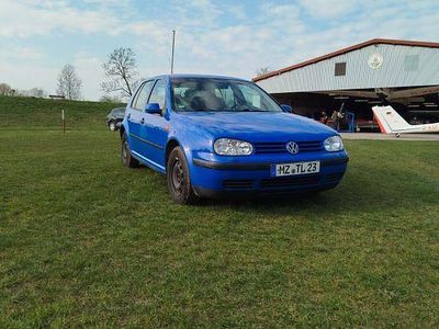 Usata VW Golf IV 101 CV (74 kW) 1998 Blu Utilitaria