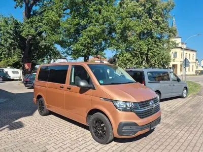 Gebraucht VW Multivan Family 150 PS (110 kW) 2020 Braun (copper bronze metallic) Van / Kleinbus