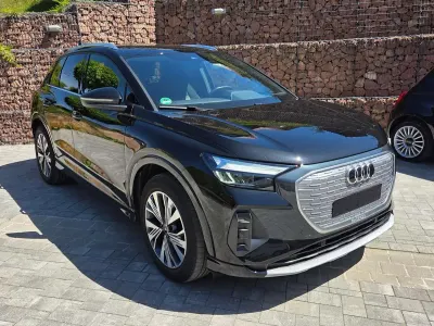 Gebraucht Audi Q4 e-tron Basis 125 kW (170 PS) 2021 Mythosschwarz metallic SUV