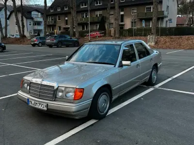 Brugt Mercedes E230 136 HK (100 kW) 1988 Sølv Sedan