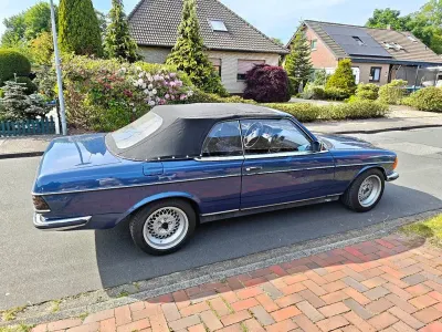 Gebraucht Mercedes 230 148 PS (108 kW) 1977 Blau Cabrio