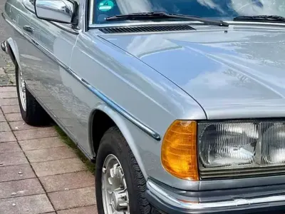Gebraucht Mercedes 230 136 PS (100 kW) 1983 Silber Coupé