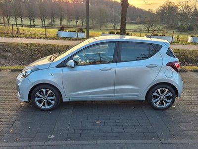 Gebraucht Hyundai i10 YES! Silver 67 PS (49 kW) 2016 Silber Kleinwagen