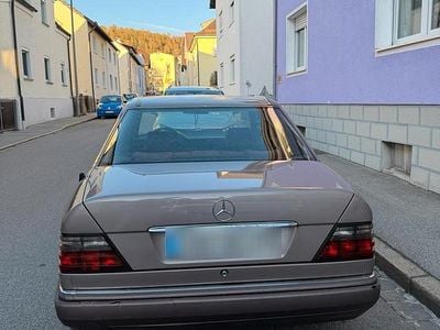 Second-hand Mercedes 220 150 CP (110 kW) 1993 Bej Berlinǎ