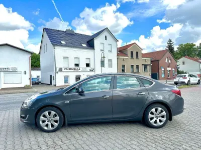 Gebraucht Opel Astra Innovation 140 PS (102 kW) 2013 Grau Limousine
