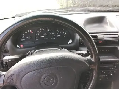 Używany Opel Astra Sport 101 KM (74 kW) 1996 Biały Sedan/Limuzyna