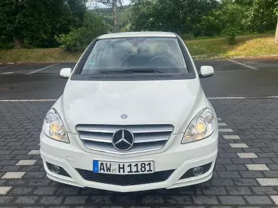 Gebraucht Mercedes B180 109 PS (80 kW) 2011 Weiß Kleinwagen