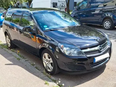 Używany Opel Astra Edition 116 KM (85 kW) 2010 Czarny Sedan/Limuzyna
