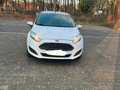 Weiß Gebraucht 2015 Ford Fiesta Limousine | 3.300 € (Fairer Preis)