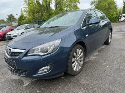 Używany Opel Astra Innovation 101 KM (74 kW) 2011 Niebieski Sedan/Limuzyna