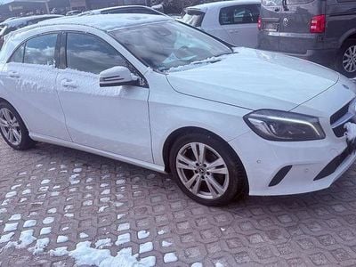 Gebraucht Mercedes A200 136 PS (100 kW) 2011 Calcitweiss/zirrusweiss Kleinwagen