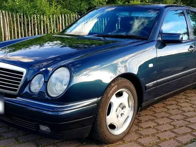 Gebraucht Mercedes E230 Avantgarde 150 PS (110 kW) 1996 Blau Limousine