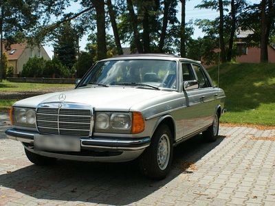 Usata Mercedes E280 185 CV (136 kW) 1983 Argento Berlina