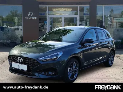 Neu Hyundai i30 Advantage 140 PS (102 kW) 2026 Cypress green Limousine