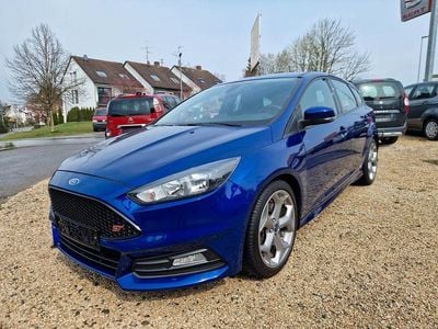 Blau Gebraucht 2015 Ford Focus ST Limousine | 10.490 € (Guter Preis)