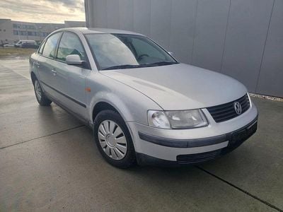 Gebraucht VW Passat 101 PS (74 kW) 1997 Silber Limousine