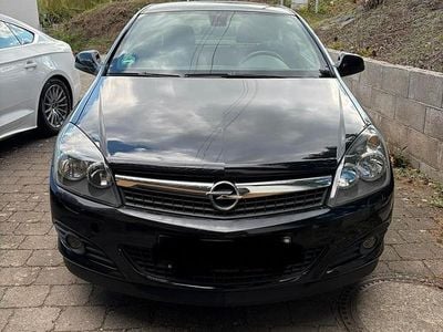 Usado Opel Astra GTC 116 CV (85 kW) 2010 Negro Utilitario