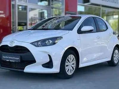 Gebraucht Toyota Yaris Basis 72 PS (52 kW) 2023 Schneeweiß Kleinwagen