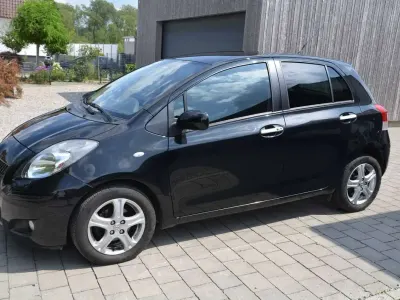 Gebraucht Toyota Yaris 99 PS (72 kW) 2011 Schwarz Kleinwagen