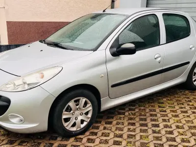 Gebraucht Peugeot 206+ 68 PS (50 kW) 2009 Silber Kleinwagen
