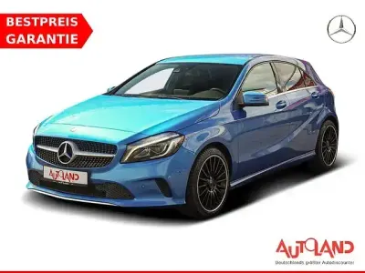 Gebraucht Mercedes A180 Urban 122 PS (89 kW) 2016 Südseeblau Kleinwagen
