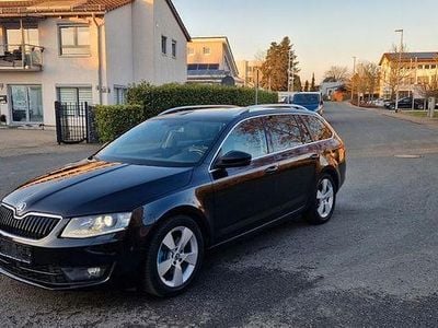 Schwarz Gebraucht 2014 Skoda Octavia Elegance Kombi | 10.577 € (Guter Preis)