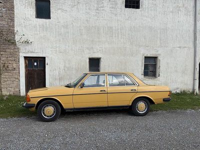 Gebraucht Mercedes 200 106 PS (77 kW) 1983 Gelb Limousine