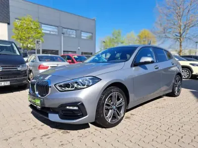 Gebraucht BMW 118 Sport Line 136 PS (100 kW) 2024 Skyscraper grau metallic Limousine